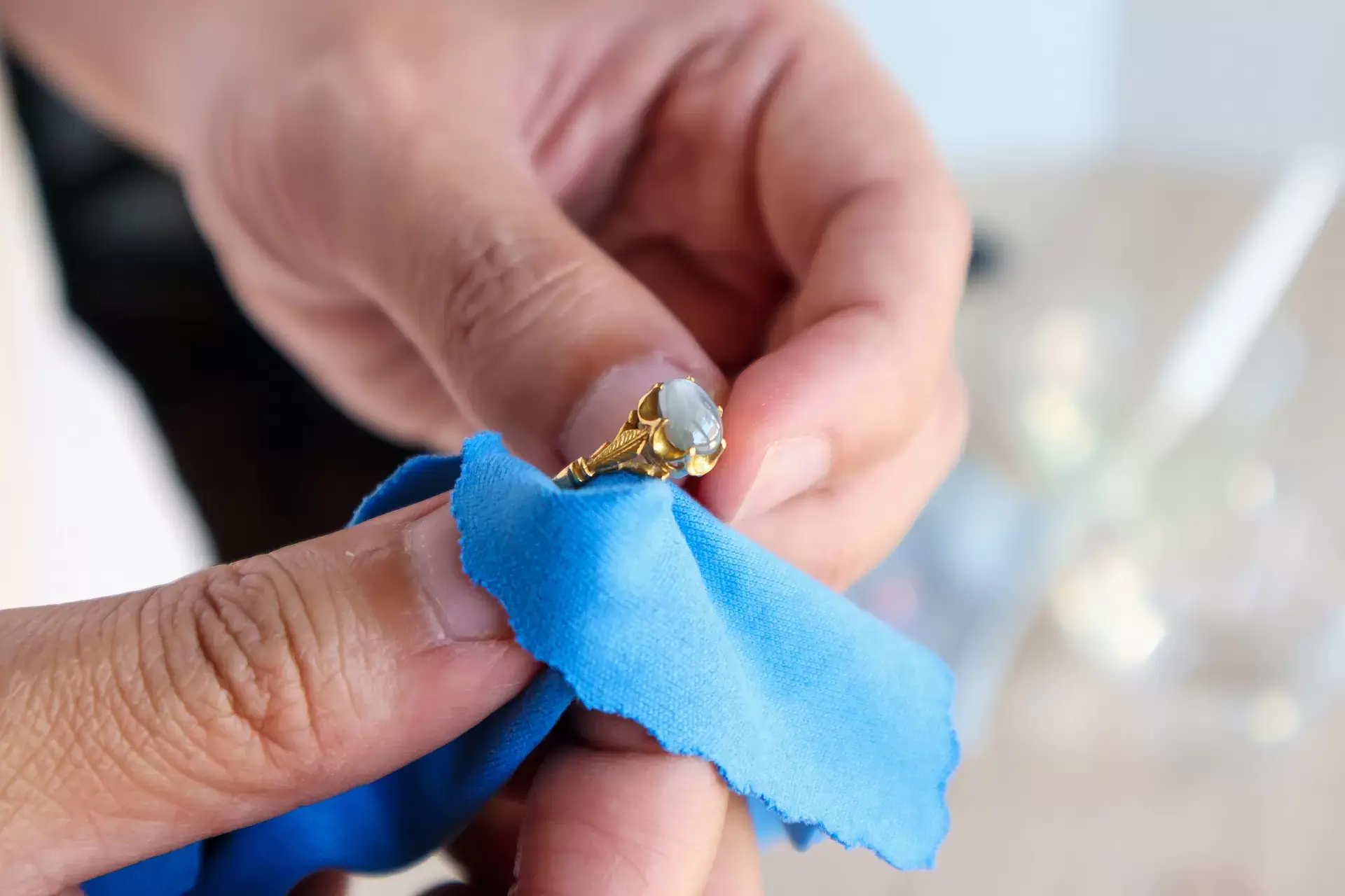 Nettoyer des bijoux en or : astuces pour les faire briller