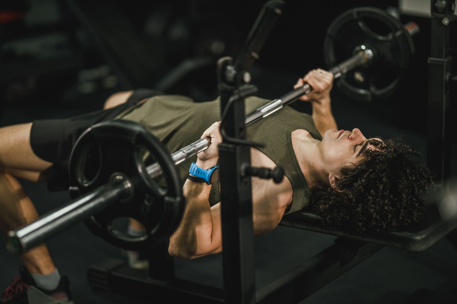 jeune femme fitness est dans la salle de gym près du mur avec des