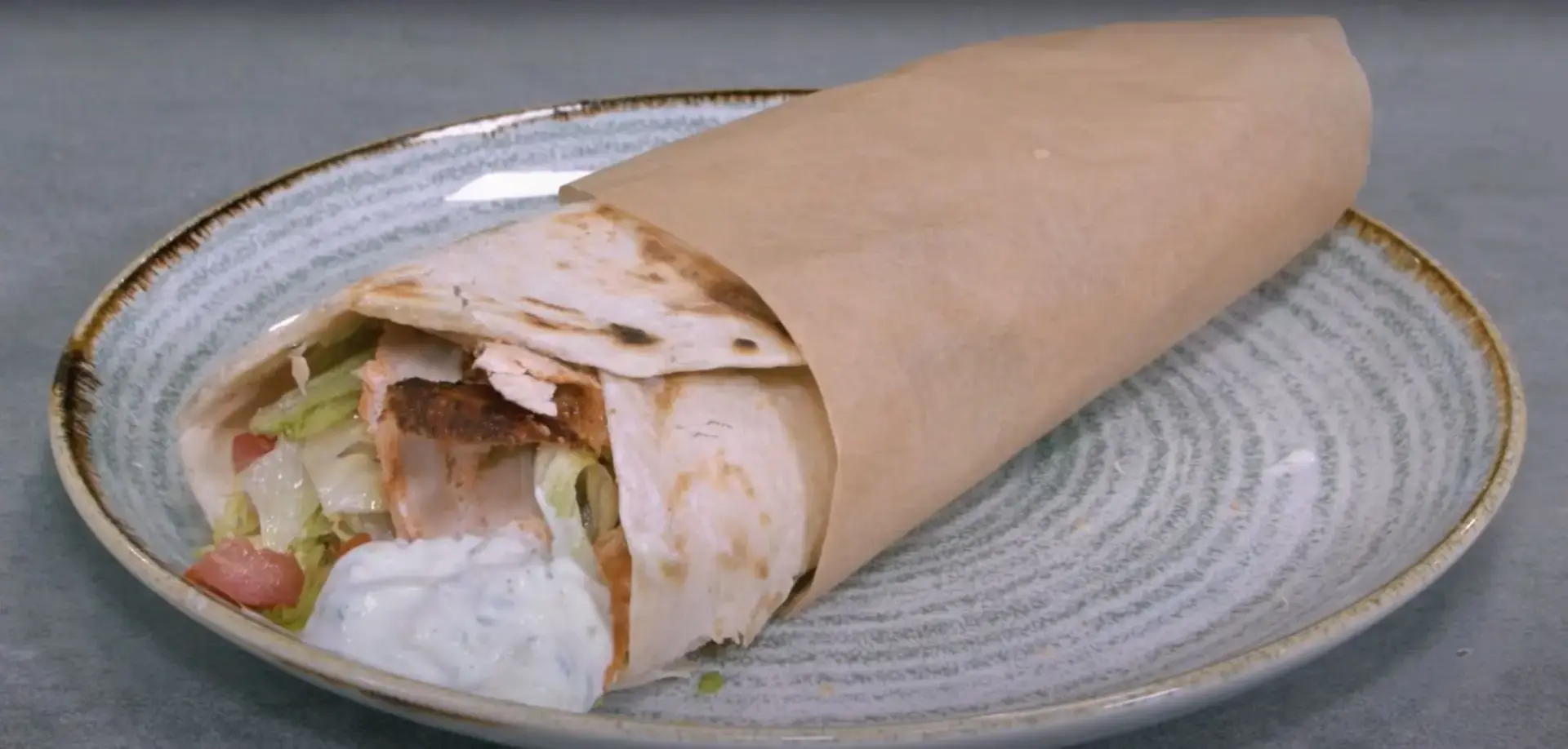 Kebab de poulet avec laitue iceberg et sauce yaourt – une recette à faire soi-même! 